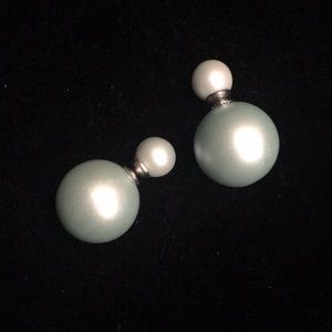 Asymmetric imitation pearl earrings